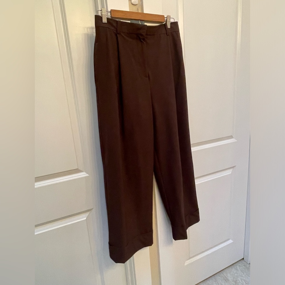 High waisted pleated and cuffed pants. Brown color.